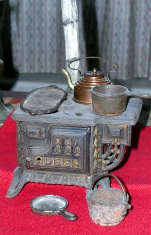 Sold at Auction: 7pc Vintage Queen Cast Iron Stove Dollhouse Toy